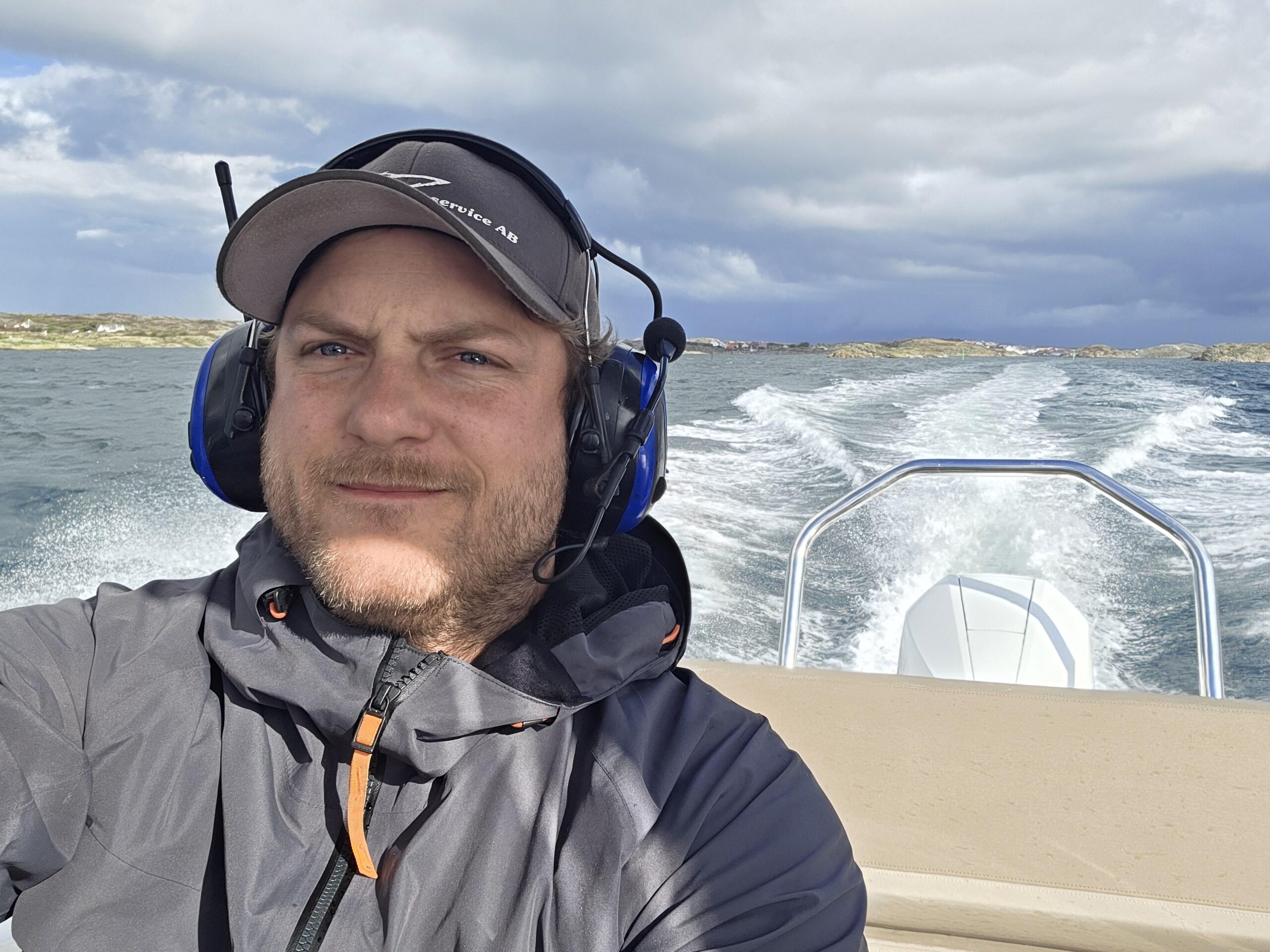 Marinmekaniker från Broljungs Marinservice på väg ut till en båt i Bohusläns skärgård